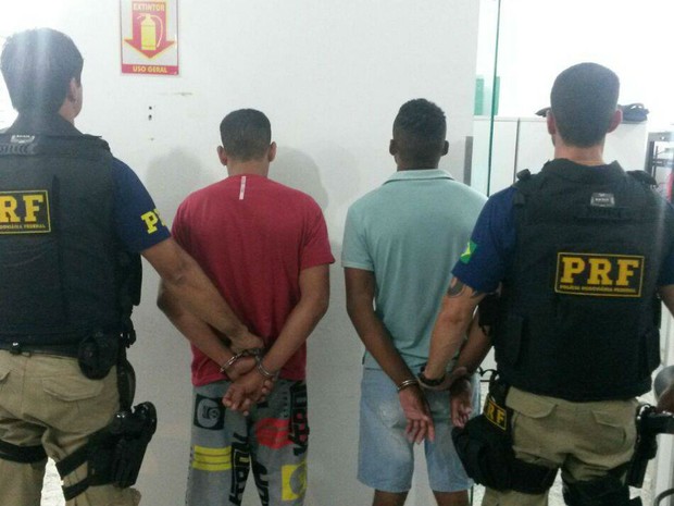 Jovens foragidos da Justiça detidos pela PRF em Juiz de Fora (Foto: Polícia Rodoviária Federal/Divulgação)