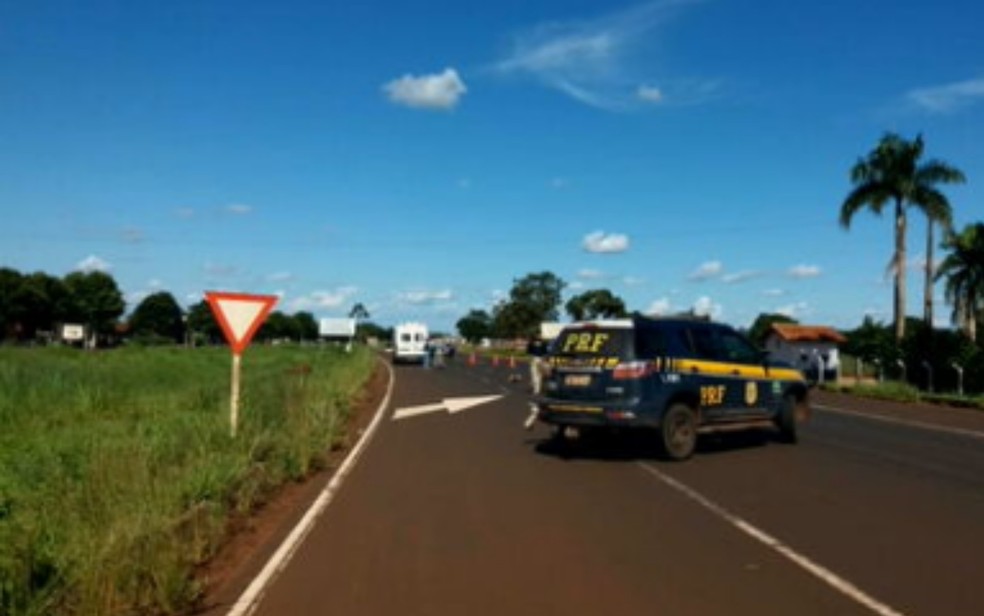 Criança morre ao ser atropelado enquanto atravessava de bicicleta a BR-060, em Santo Antônio da Barra  — Foto: Reprodução/TV Anhanguera 