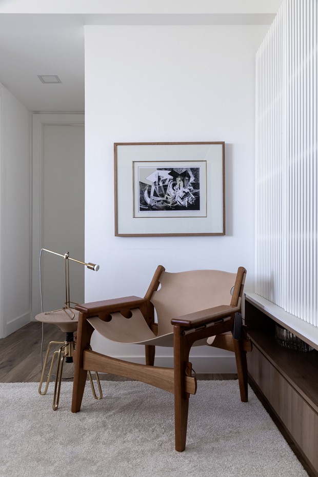 Apê de 80 m² tem décor aconchegante e cozinha azul integrada à sala (Foto: Gabriela Daltro)