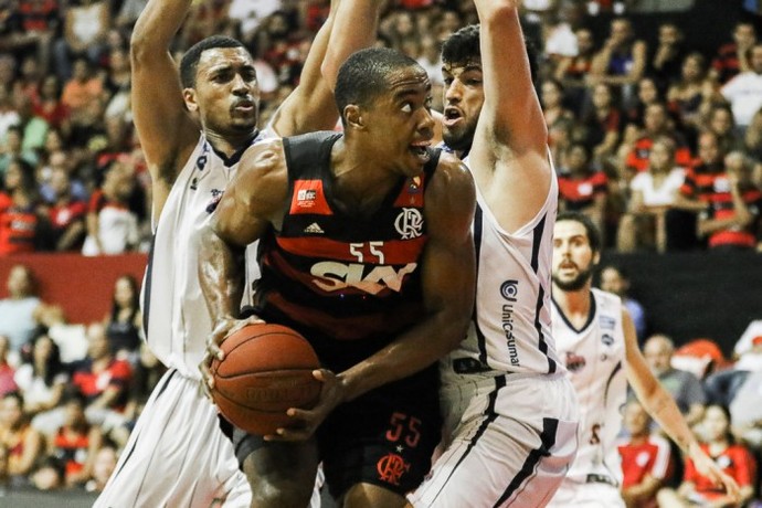 Top 5 NBB: enterradas de Meyinsse, Kurtz e Cipolini, ponte-aérea e tocaço