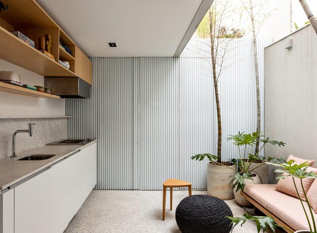 GOURMET AREA |  The external environment received a slatted panel that mimics the bathroom and laundry doors.  Sofa by Carlos Camargo with Quaker fabric (Photo: Fran Parente / Publicity)