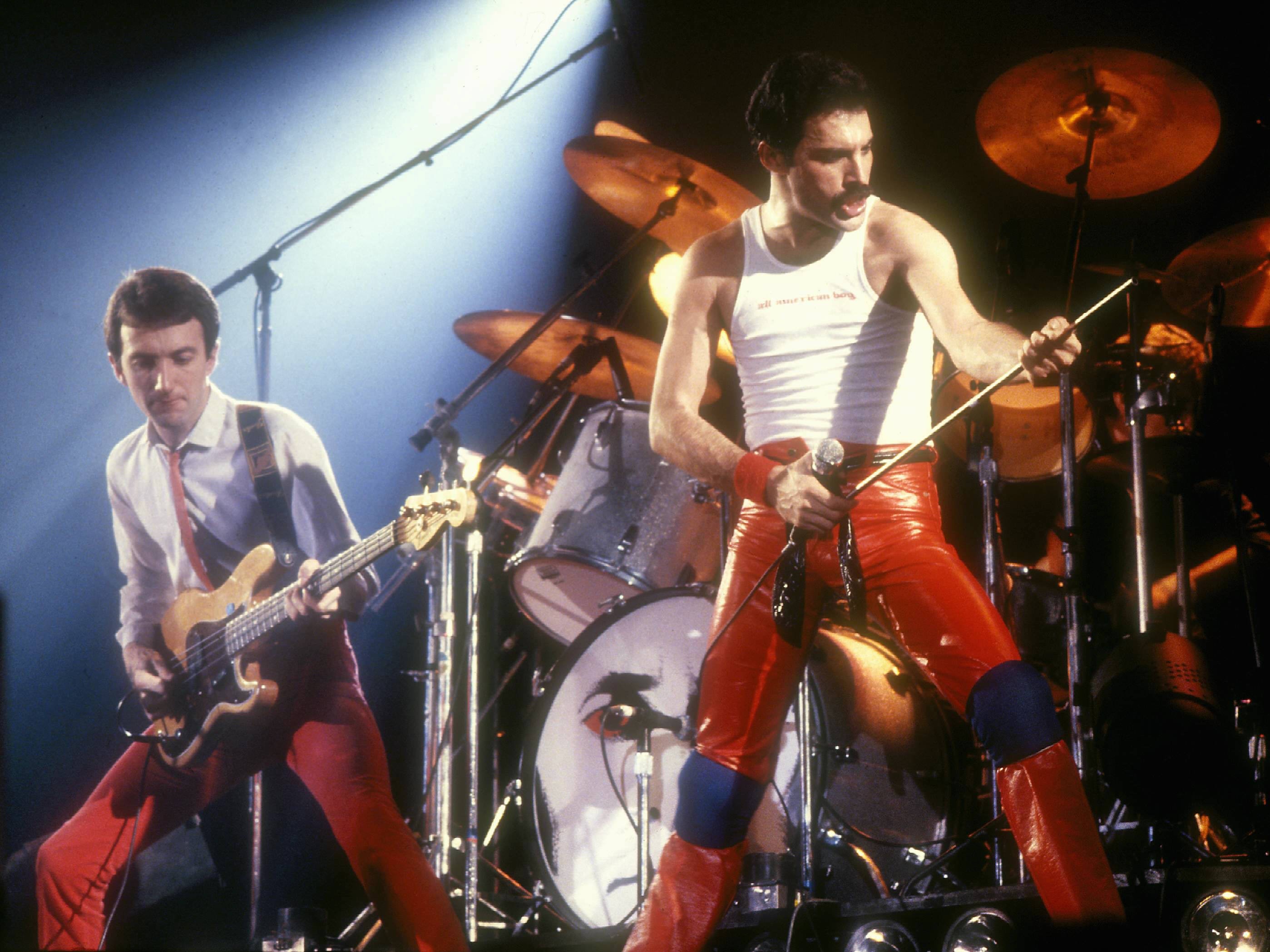 Freddie Mercury e John Deacon em um show do Queen na Holanda em novembro de 1980 (Foto: Getty Images)