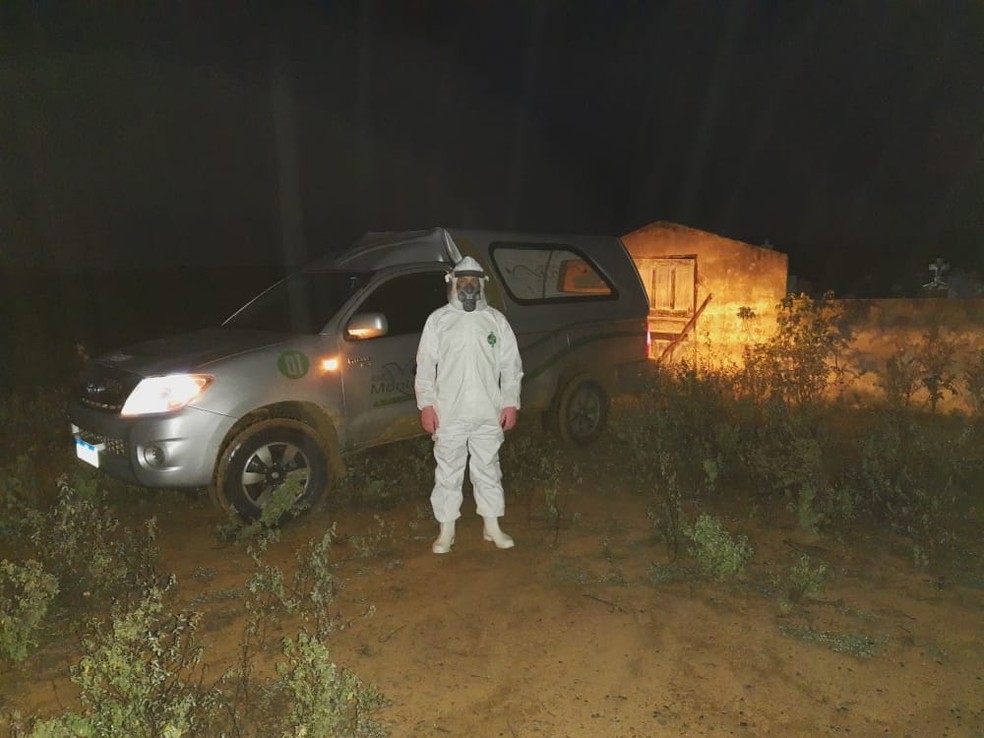 Agente funerário fez enterro de idosa — Foto: Junior da Pax