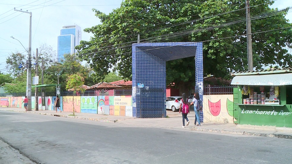 Escola de ReferÃªncia em Ensino MÃ©dio JoÃ£o Bezerra fica no bairro de BrasÃ­lia Teimosa, na Zona Sul do Recife â€” Foto: ReproduÃ§Ã£o/TV Globo