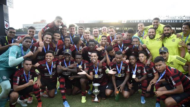 Flamengo comemora título do Torneio OPG contra o Vasco, em São Januário