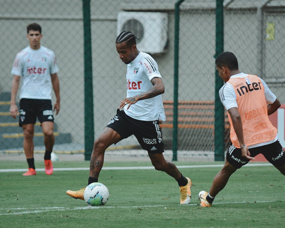 Tchê Tchê deve ocupar a vaga de Luciano contra o Atlético-MG, veja a provável escalação