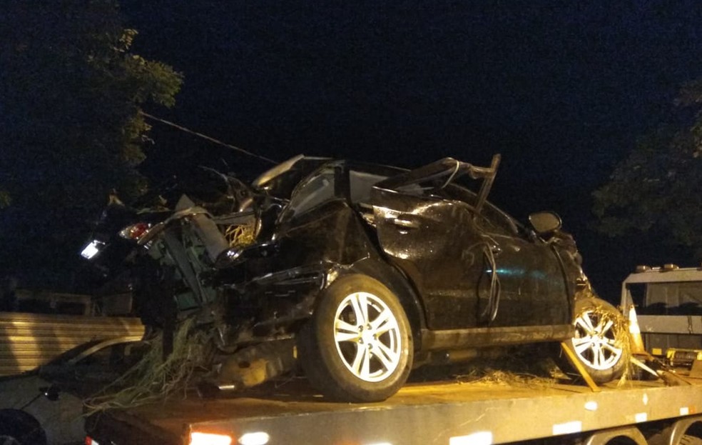 Veículo conduzido pelo motorista ficou destruído — Foto: DOF/Divulgação