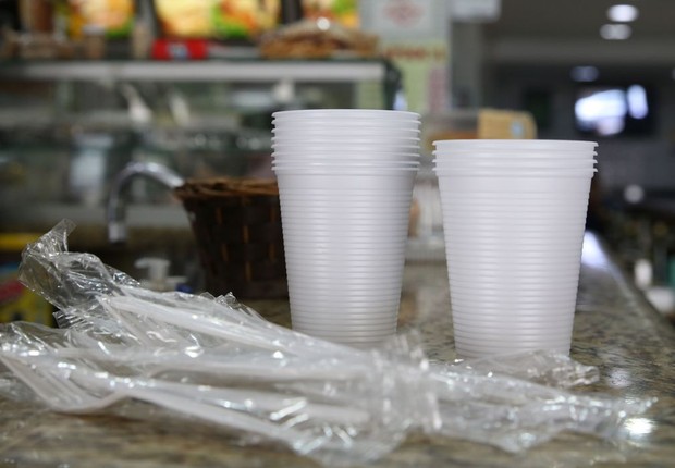Copos, pratos e talheres de plástico estão proibidos em São Paulo (Foto: © Rovena Rosa/Agência Brasil)
