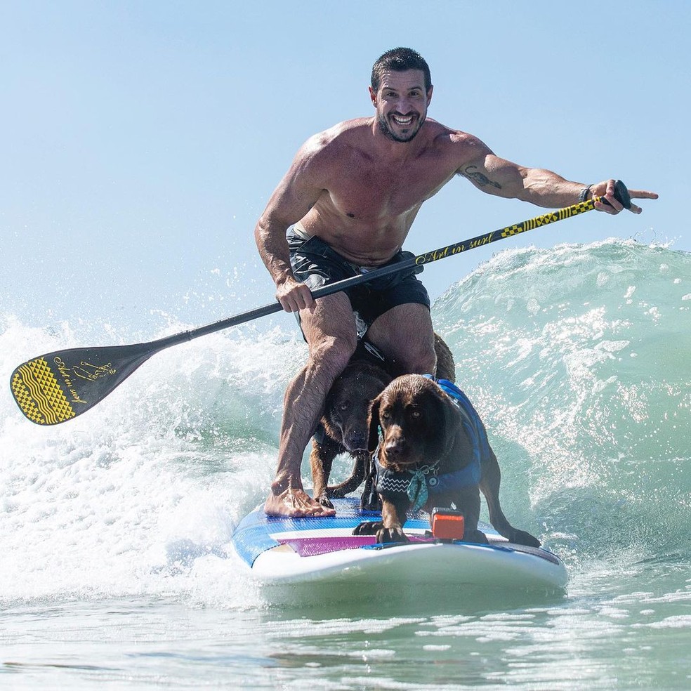 Bono e Cacau, pai e filha, na onda com Ivan — Foto: Reprodução/ Instagram