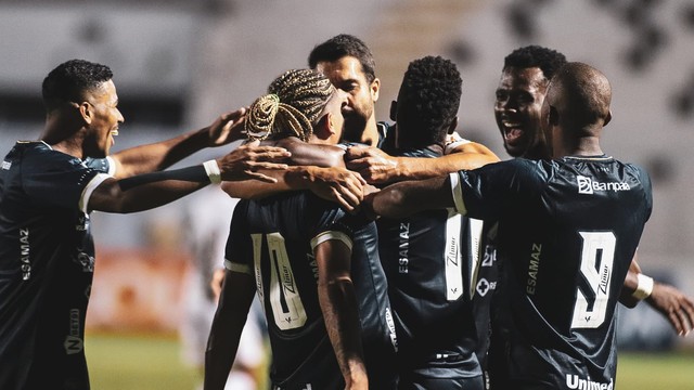 Jogadores do Remo comemoram gol de Gedoz