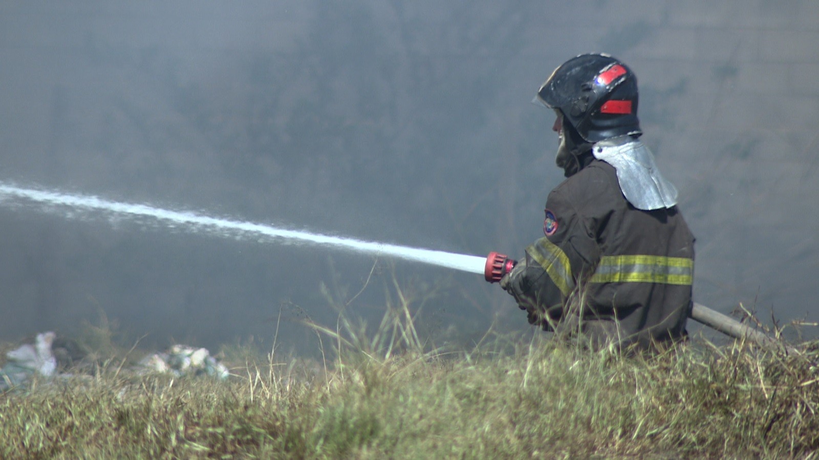 Vítima de incêndio em fábrica de Santa Bárbara aguarda vaga de internação; combate a chamas mobiliza bombeiros de três cidades 