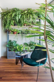 O móvel de estilo industrial, desenhado pelo arquiteto e morador Brunno Meireles, é uma alternativa ao jardim vertical para acomodar várias espécies de plantas