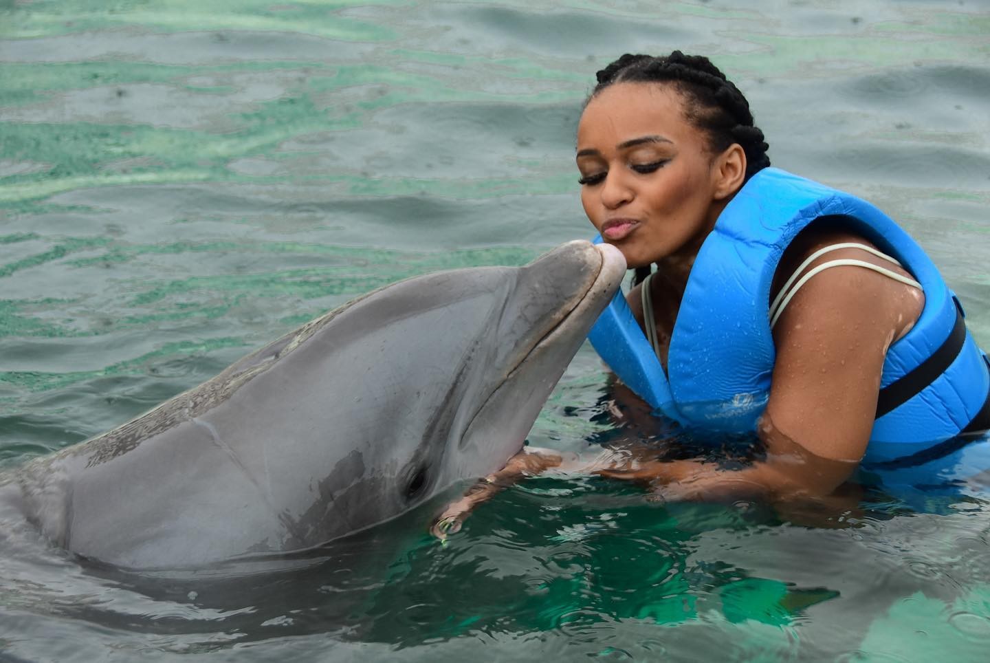 Em Cancún, Natália Deodato posa sorridente com golfinhos (Foto: reprodução/ Instagram)
