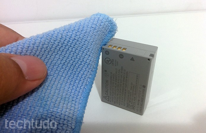 Limpe os conectores da bateria com microfibra (Foto: Paulo Alves/TechTudo)