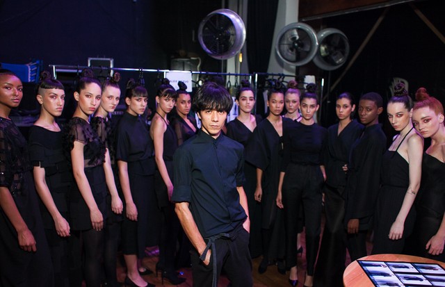 Alex Kazuo com modelos de seu desfile (Foto: Arthur Vahia)