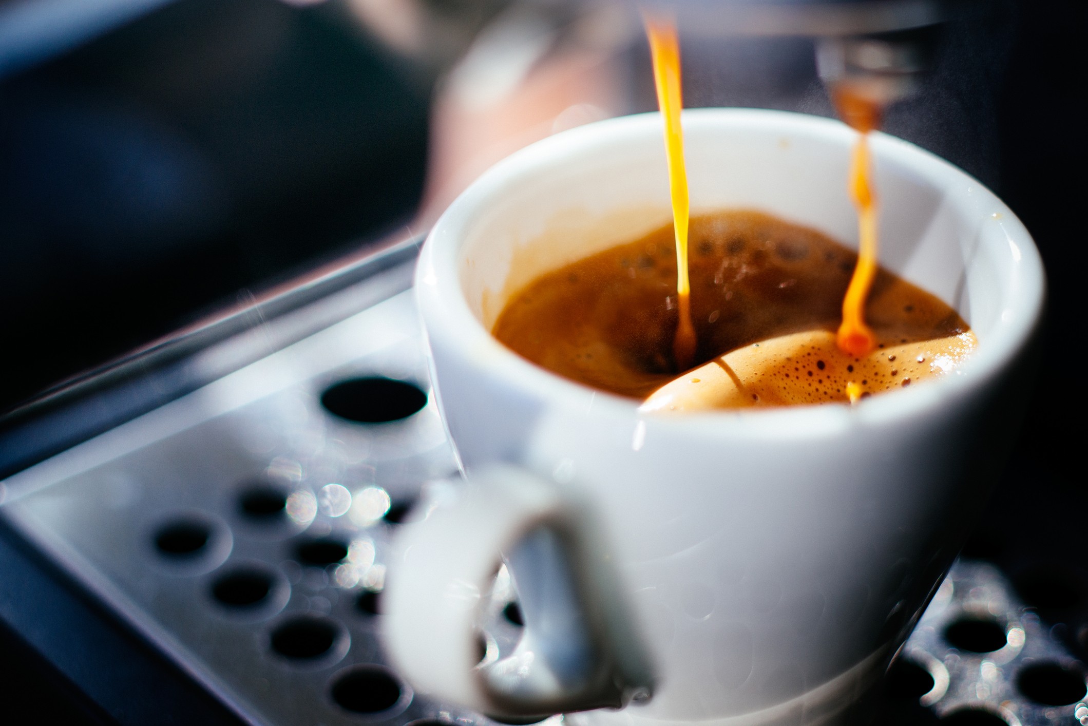 Espresso shot pouring out of a espresso machine. (Foto: Getty Images)