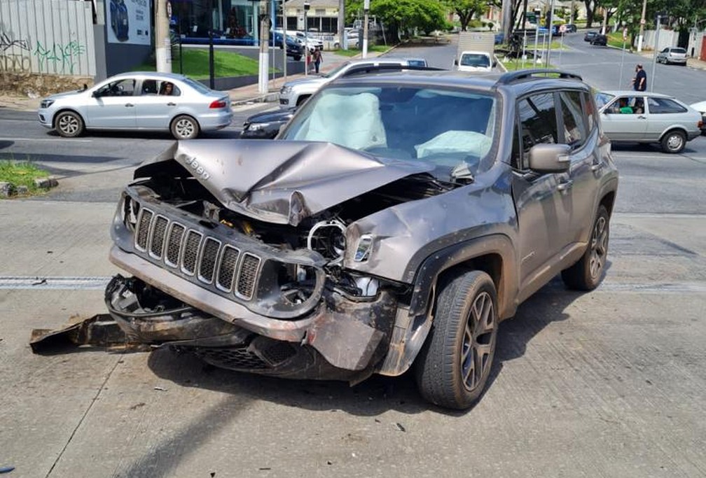 Adolescente causa engavetamento depois de pegar carro sem autorização  — Foto: Redes sociais 