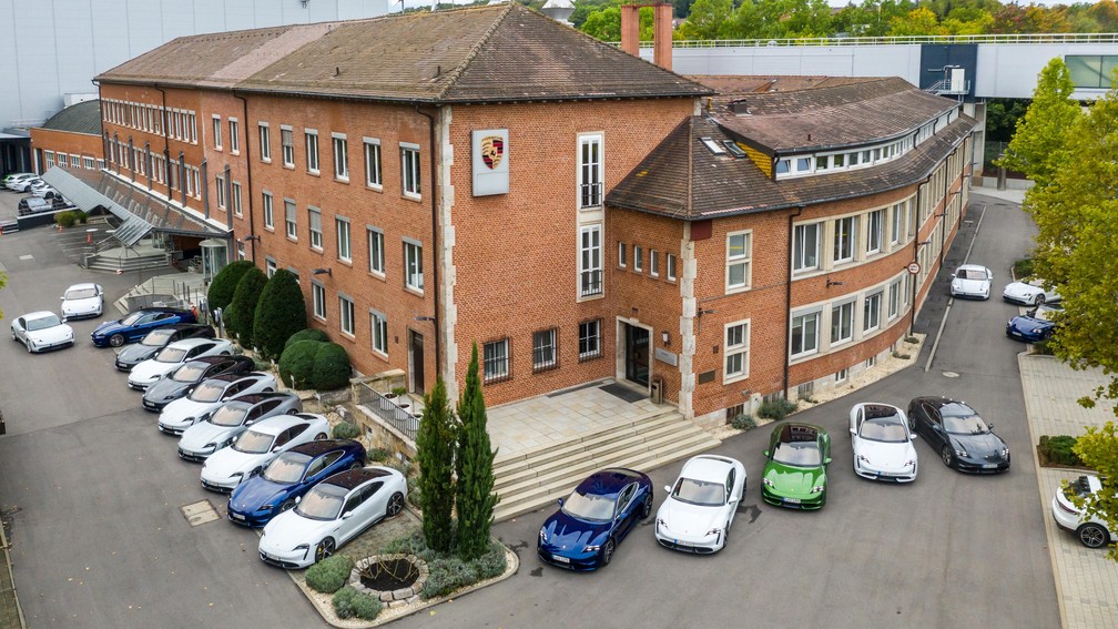 Porsche Taycan no prédio da primeira fábrica da Porsche, em Stuttgart — Foto: Divulgação