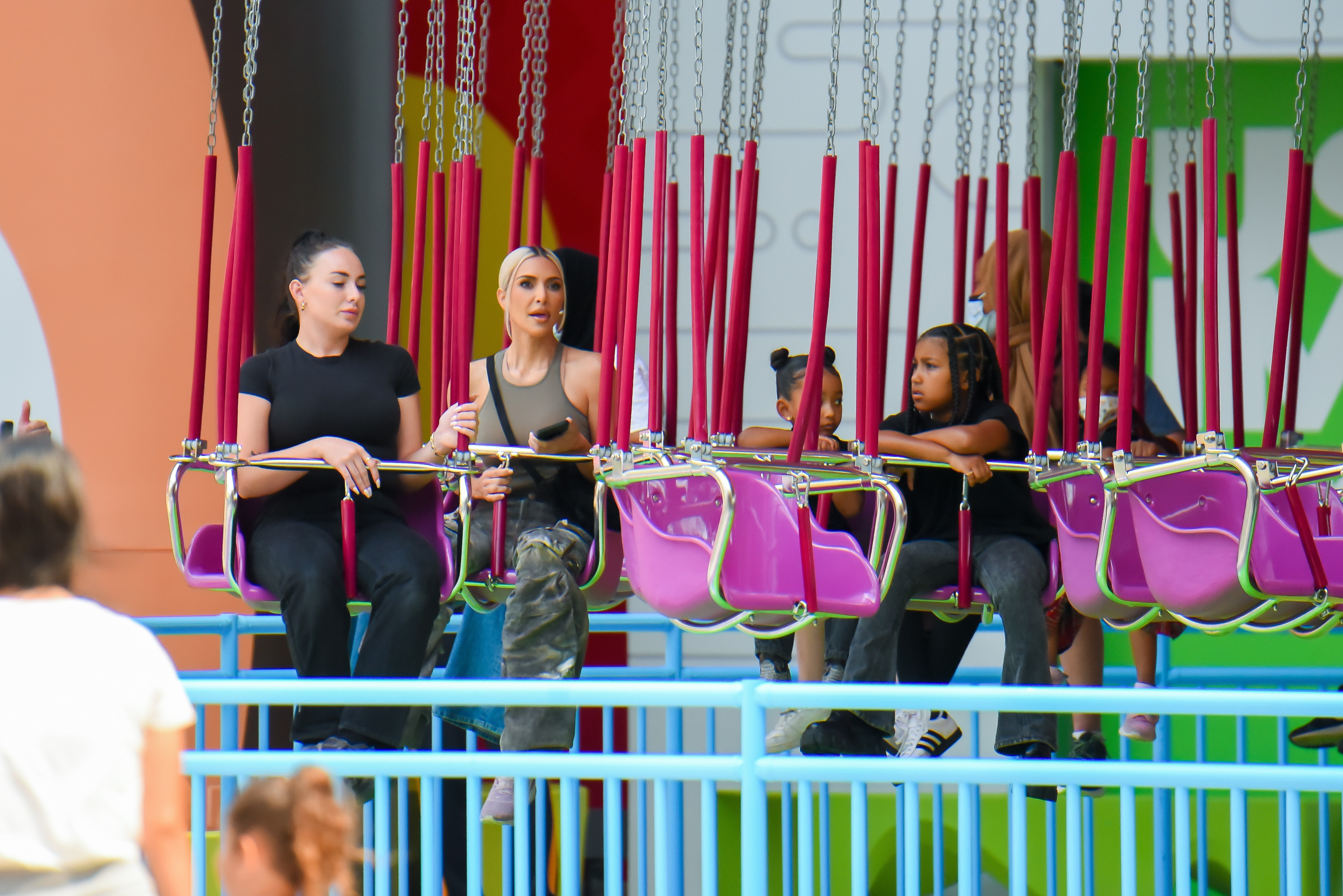 Kim Kardashian se diverte em parque de Nova Jersey (Foto: Getty Images)