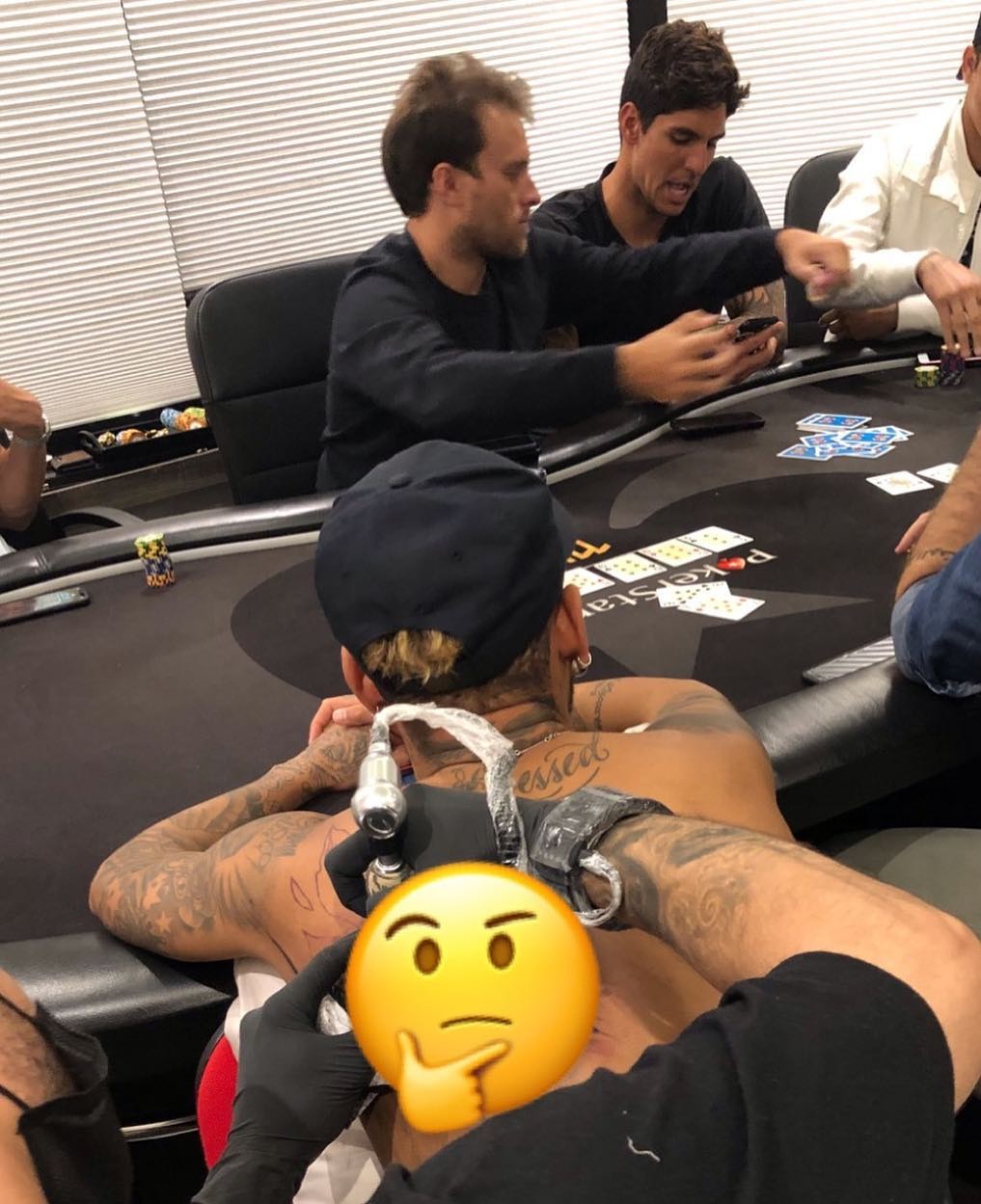 A tatuagem sendo feita no meio de um jogo de poker (Foto: Reprodução/Instagram)