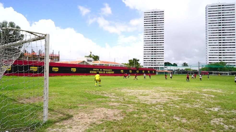 Futebol feminino do Sport treina no campo auxiliar da Ilha do Retiro — Foto: Reprodução TV Globo