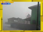 Vídeo flagra homem 'voando' com telhado durante temporal em SC