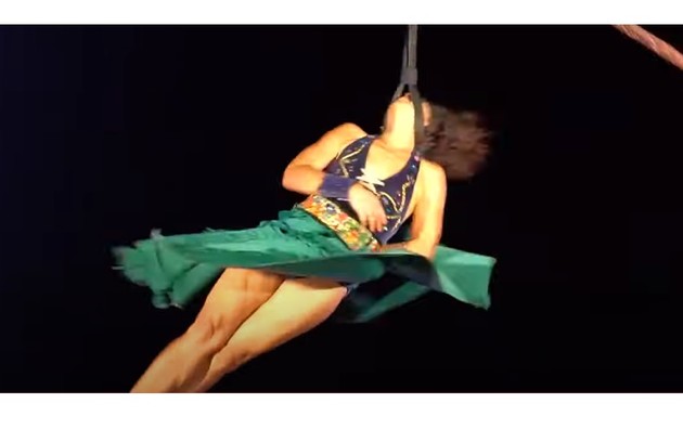 A habilidosa Luciana se apresentou como acrobata no número que encerra o espetáculo (Foto: Reprodução/Youtube)