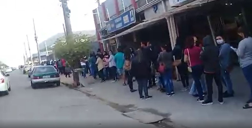 Trabalhadores formaram fila desde 22h de segunda-feira (10) para entregar curr&iacute;culos em rede de supermercado de Americana &mdash; Foto: Jos&eacute; Cena da Silva