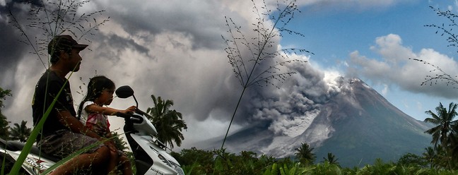 Materia vulcânico é expelido pelo Monte Murapi, um dos mais ativos do mundo, na Indonésia — Foto: DEVI RAHMAN / AFP
