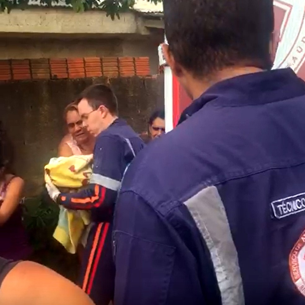 Samu resgata bebê encontrado por morador abandonado dentro de uma mochila na periferia de Campinas. — Foto: Cleiton Matos