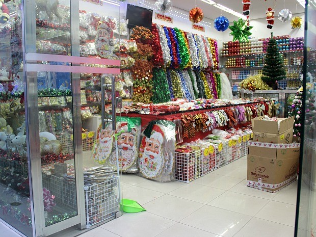 Lojas já entraram no clima natalino (Foto: Indiara Bessa/G1 AM)