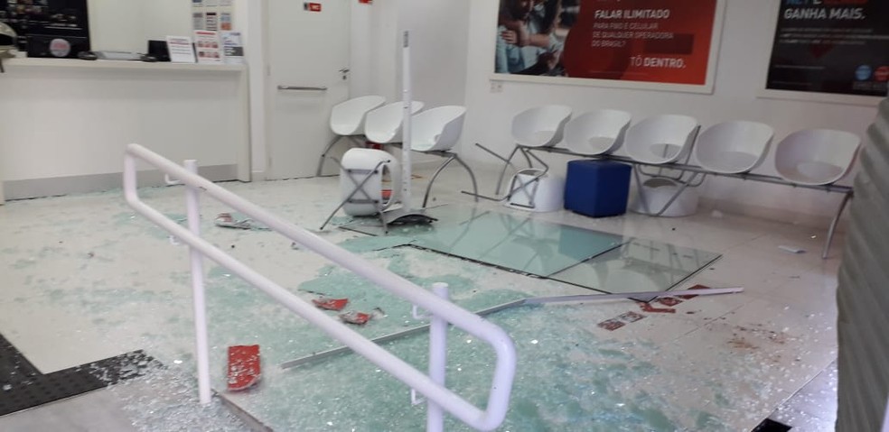 Criminosos invadiram a loja de telefonia na Zona Leste de Natal e levaram um monitor e uma TV — Foto: Klenyo Galvão/Inter TV Cabugi