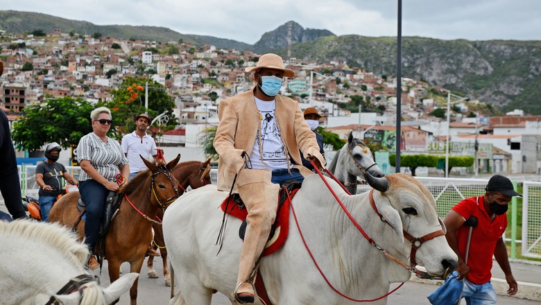 Prefeito de Jacobina, Tiago Dias (PC do B) tomou posse vestido de vaqueiro (Foto: Alex Félix/Divulgação)