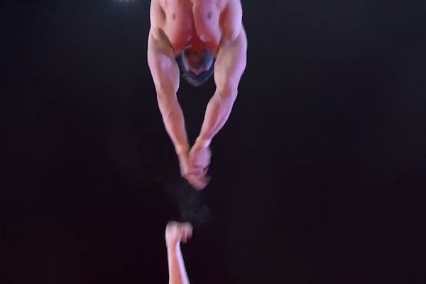 O instante no qual o trapezista participante de America s Got Talent perde o contato com sua esposa (Foto: YouTube)