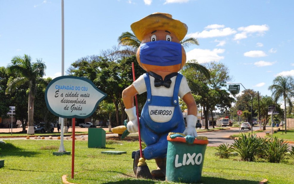 Mascote da cidade ganha máscara encomendada pela prefeitura, Goiás — Foto: Prefeitura de Chapadão do Céu/Divulgação