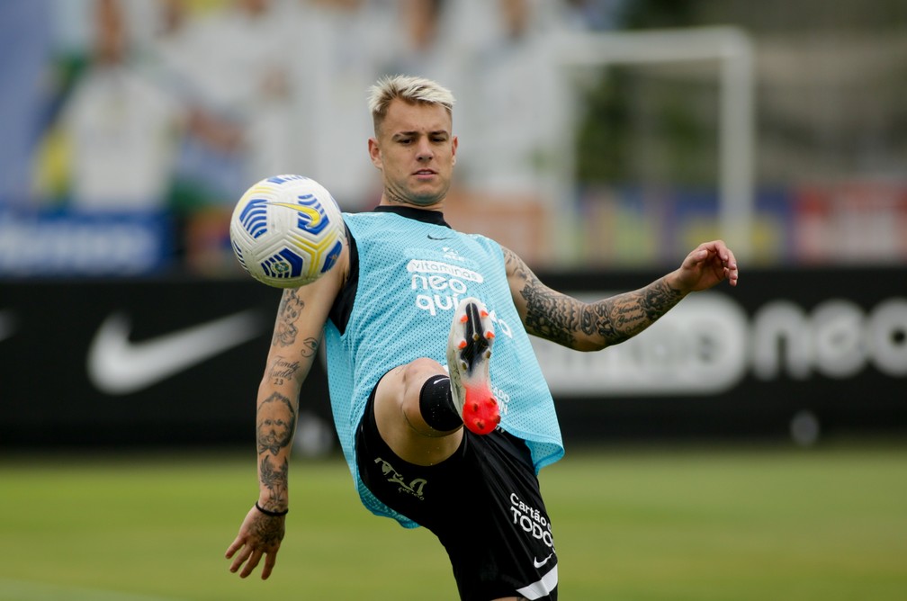 Sylvinho define time para enfrentar o líder Galo; veja lista de relacionados