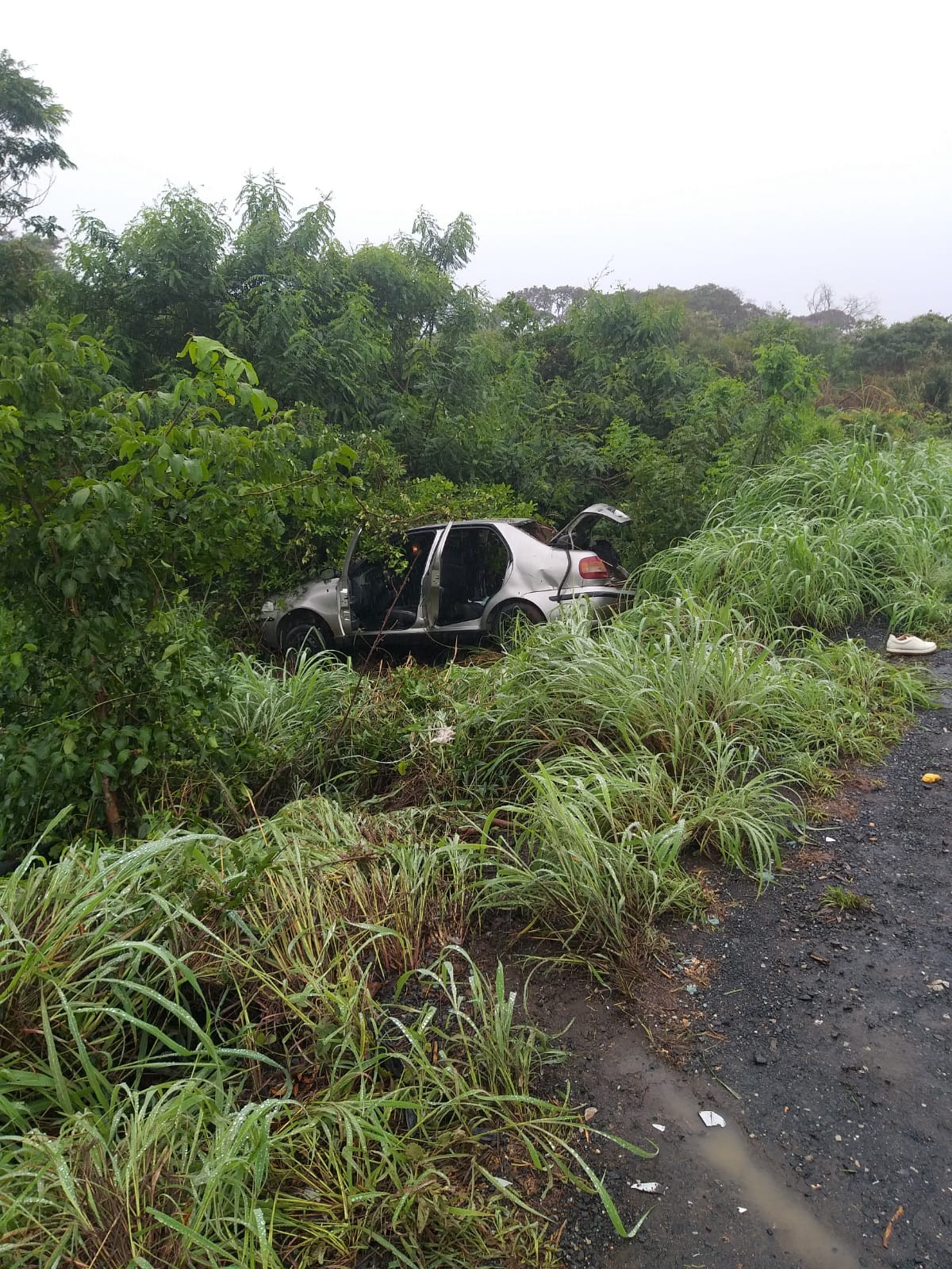 Mulher morre em acidente entre dois carros na MGC-122, em Francisco Sá