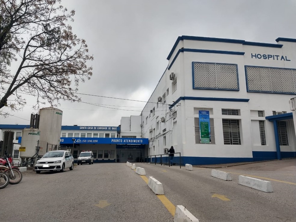 Idosa foi levada de volta ao hospital, onde foi constatada a morte â€” Foto: Roberta MÃ©rcio/RBS TV
