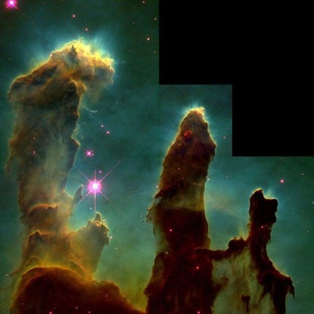 Os 'Pilares da Criação': a imagem foi feita pelo Hubble em 1995 e mostra colunas de gás e poeira na Nebulosa da Águia, uma cadeia de estrelas a uns 7 mil anos-luz da Terra (Foto: NASA, JEFF HESTER, PAUL SCOWEN via BBC News Brasil)