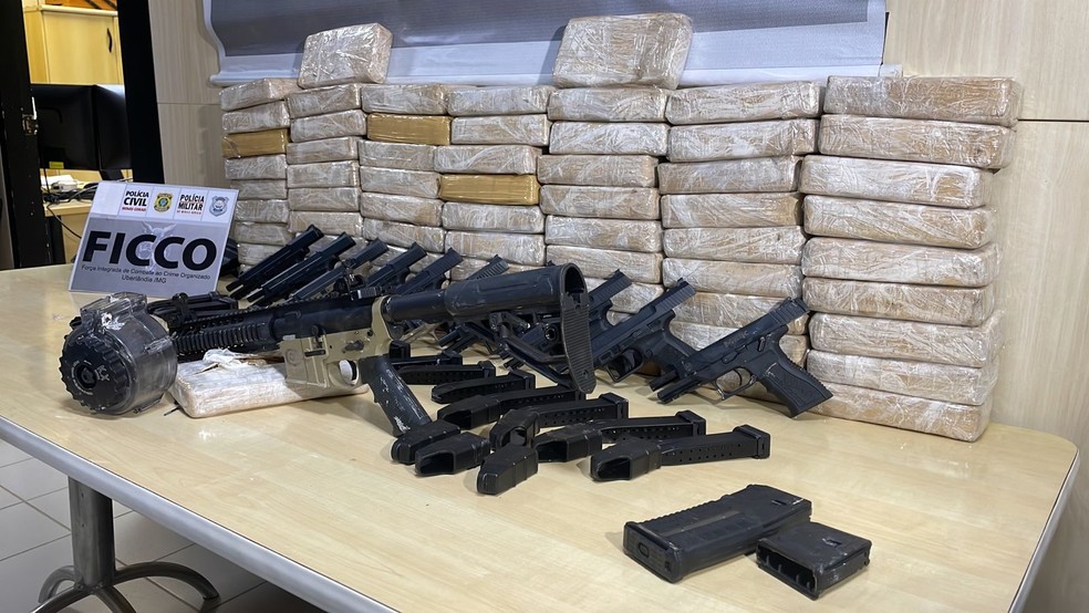 Fuzil e pistolas são apreendidos pela PF dentro de caminhão na BR-050 em Uberlândia
