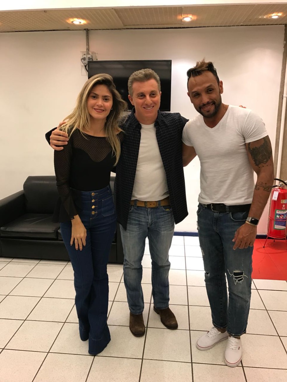 O casal com Luciano Huck (Foto: TV Globo)