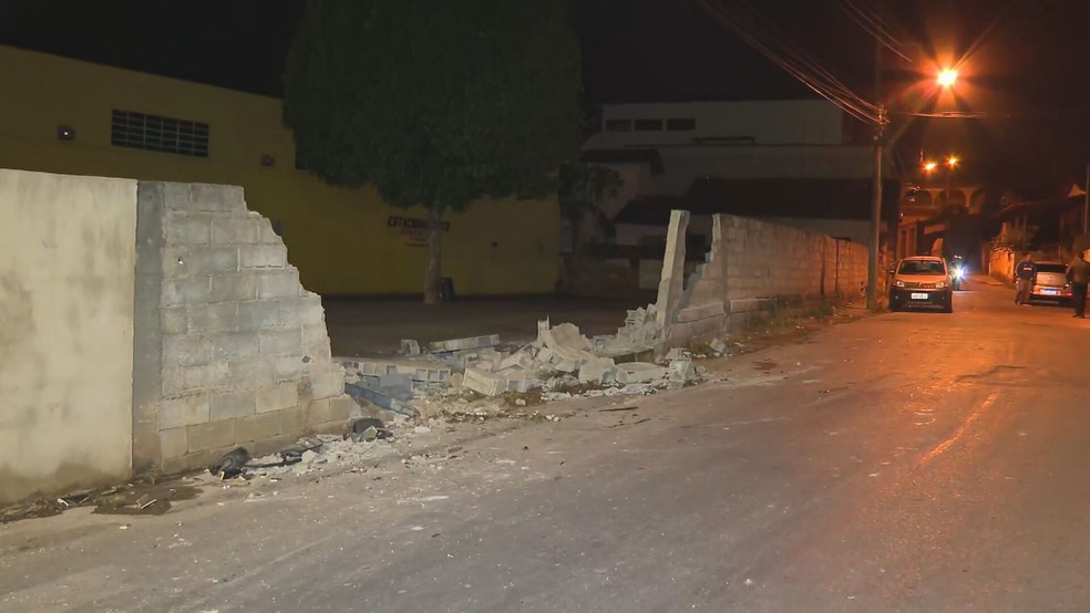 Caminhão desgovernado atingiu 20 veículos e 5 casas antes de parar. Caso aconteceu em Santa Luzia, na Grande BH. — Foto: TV Globo