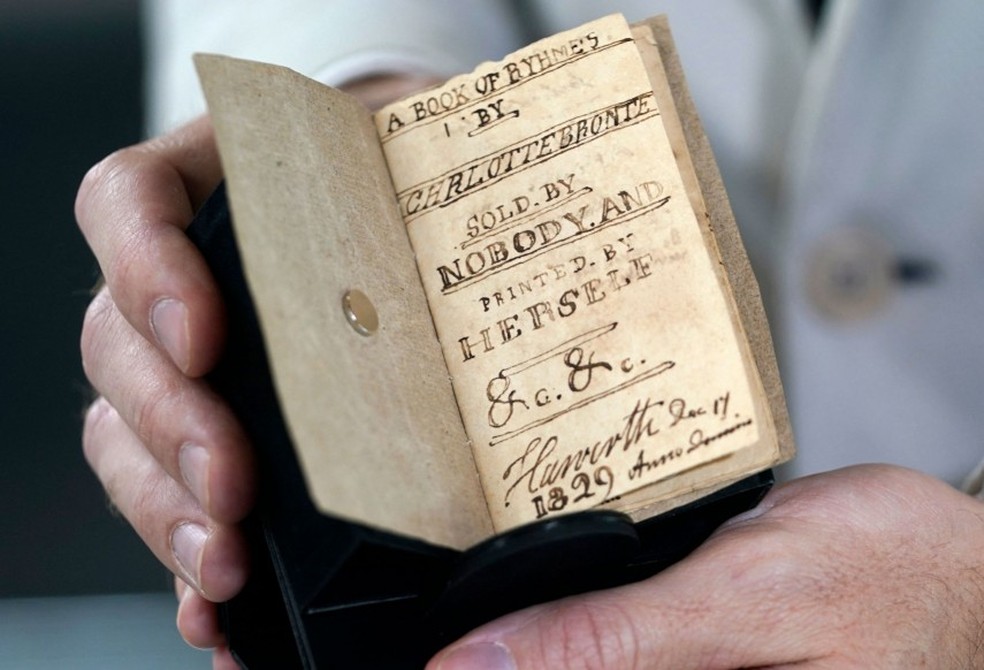 Minilivro de poemas escrito à mão por Charlotte Brontë é leiloado por US$ 1,25 milhão AFP — Foto:         