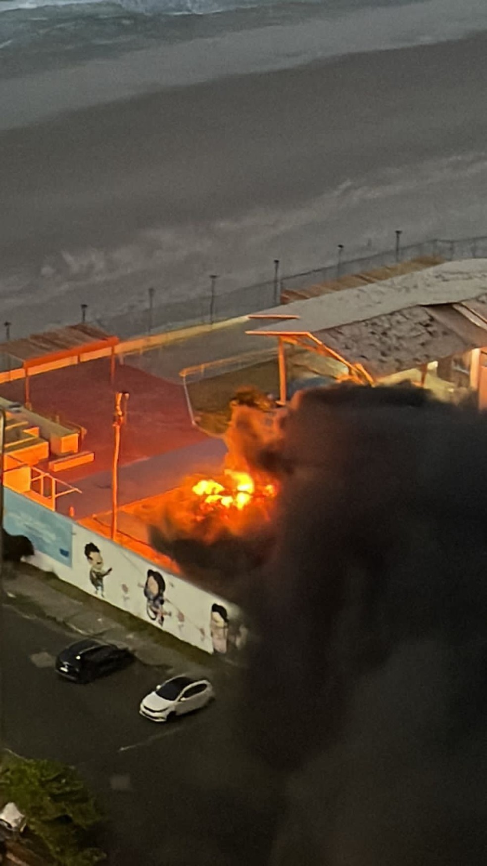 Ambulância pega fogo no estacionamento da Casa Ninar, em São Luís — Foto: Divulgação