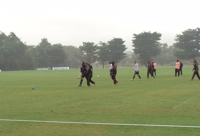 Paulo Victor sofre lesão no tornozelo e deixa treino do Flamengo carregado
