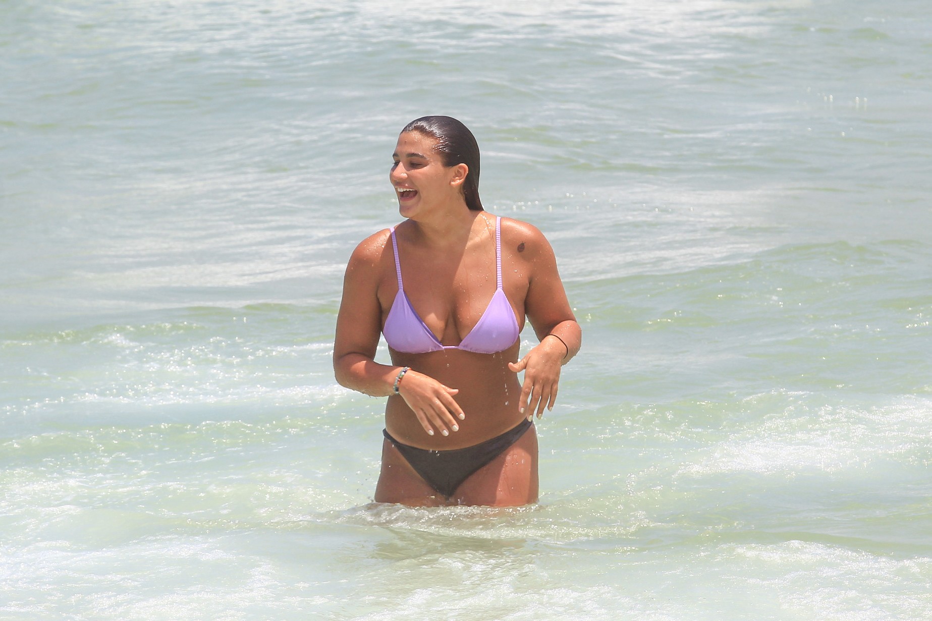 Giulia Costa se refressca em praia carioca (Foto: Fabricio Pioyani /Agnews)