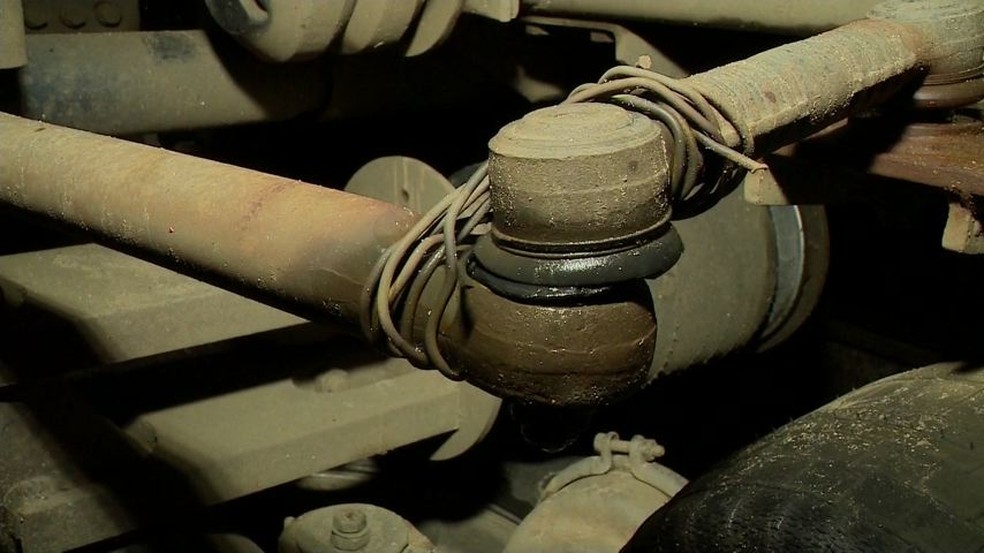 Eixo de Ã´nibus que capotou, em Alegre, estava amarrado com arame  â€” Foto: ReproduÃ§Ã£o/ TV Gazeta
