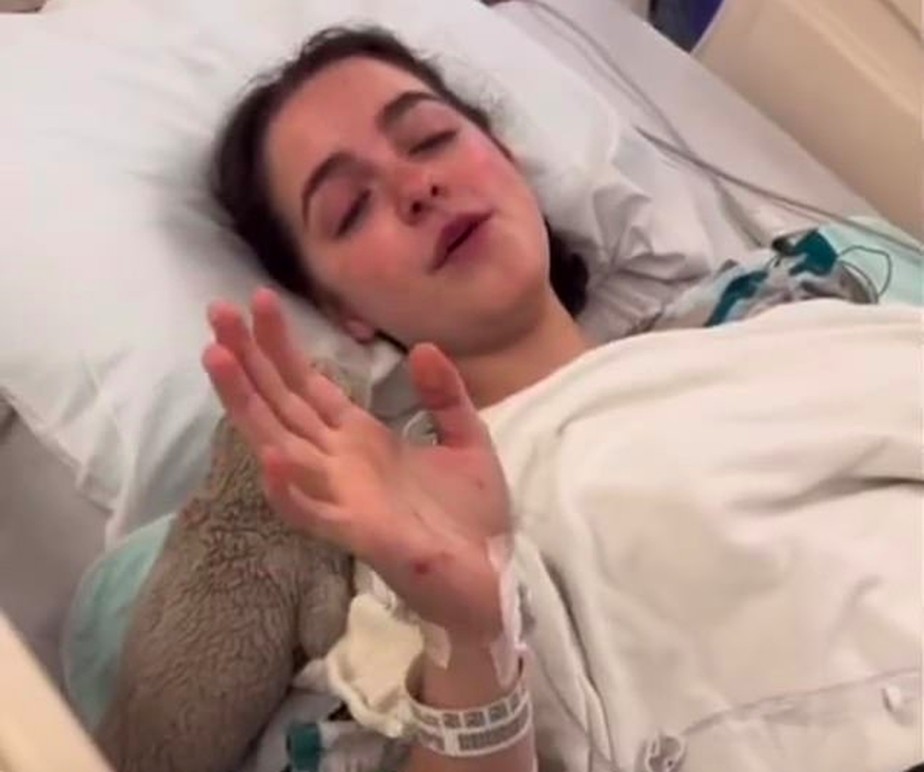 A atriz McKenna Grace em um leito hospitalar