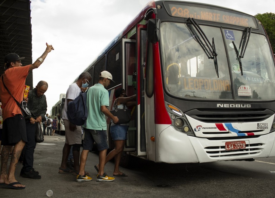 Passageiros embarcam em ônibus no Centro do Rio: capitais terão transporte gratuito nas eleições