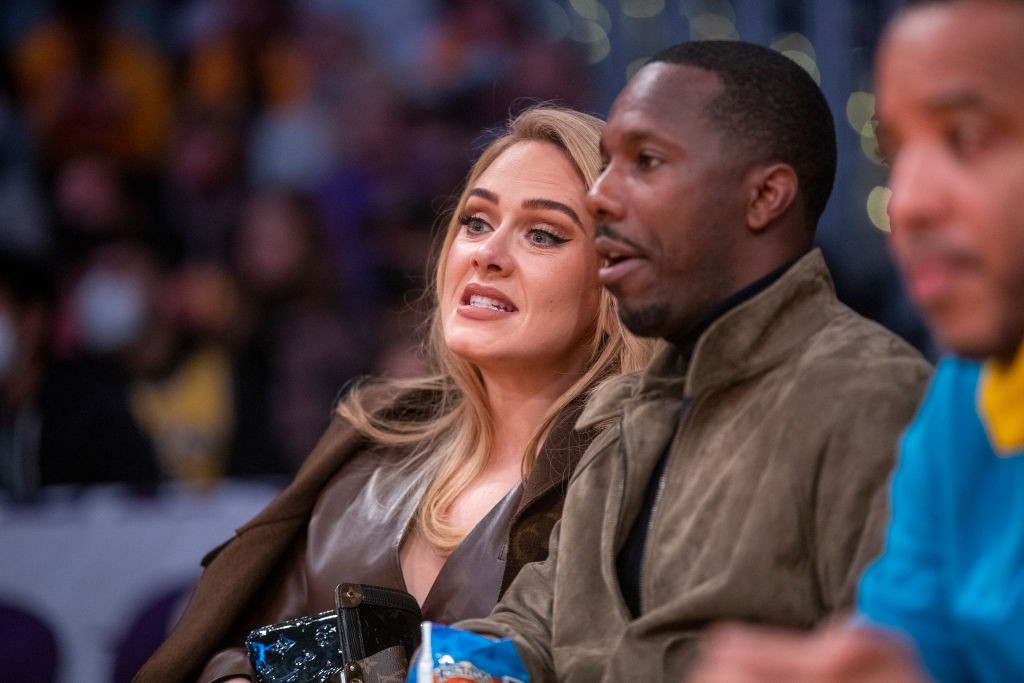 Adele esteve em outubro em um jogo dos Los Angeles Lakers ao lado do namorado, o agente esportivo Rich Paul (Foto: Allen J. Schaben / Los Angeles Times via Getty Images)